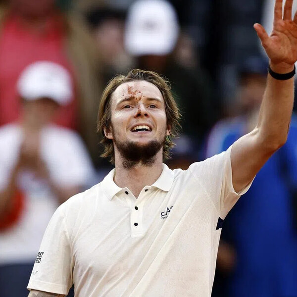 Alexander Bublik waving to the crowd